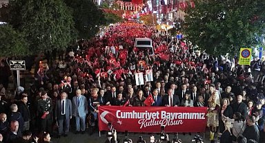 Manisa'da Cumhuriyet coşkusu meydanlara taştı