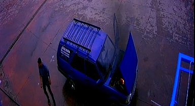 Manisalı aile alev alan otomobilden son anda kurtuldu