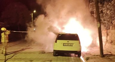 Manyas'ta park halindeki araç alev alev yandı