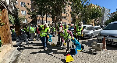 Mardin Artuklu'da temizlik seferberliği... Eşbaşkan Amak sokakları süpürdü