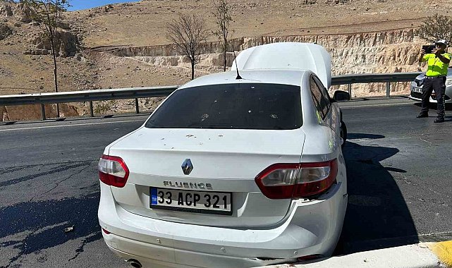 Mardin'de bariyerlere çarpan otomobilde maddi hasar meydana geldi