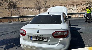 Mardin'de bariyerlere çarpan otomobilde maddi hasar meydana geldi