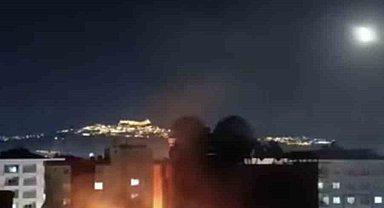 Mardin'de binanın çatısında çıkan yangın söndürüldü