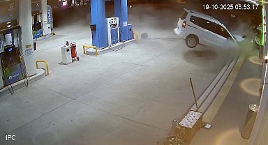 Mardin'de faciadan dönüldü: Ticari araç benzin istasyonuna daldı, 2 kişi yaralandı