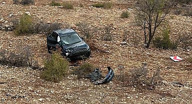 Mardin'de kontrolden çıkan otomobil şarampole devrildi: 2 yaralı