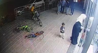 Markete alışveriş için girdi, bisikleti çalındı: Hırsızlık anı kameraya yansıdı