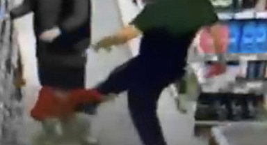 Markette küçük çocuğu tekmeleyen adam kameraya yansıdı