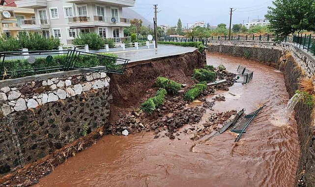 Marmaris'te sağanak yağış hayatı olumsuz etkiledi