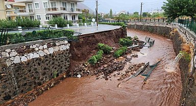 Marmaris'te sağanak yağış hayatı olumsuz etkiledi