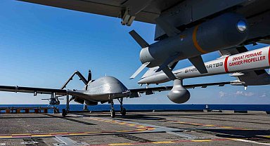 Mavi Vatan'daki Denizkurdu tatbikatında Milli SİHA'lardan tam isabet