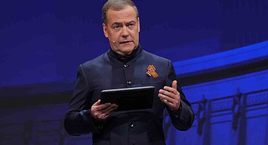 Medvedev'den Trump'a: "Geveze barış elçisi, artık Rusya ile tam bir savaş halinde"