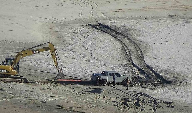 Meke Gölü'nde bataklığa saplanan aracı kurtarma operasyonu