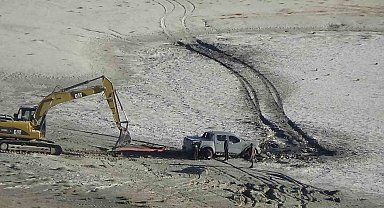 Meke Gölü'nde bataklığa saplanan aracı kurtarma operasyonu