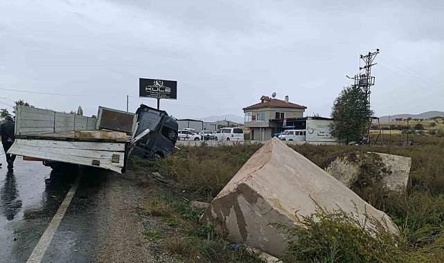 Mermer yüklü tırın metrelerce kaydığı anlar güvenlik kamerasında