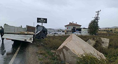 Mermer yüklü tırın metrelerce kaydığı anlar güvenlik kamerasında