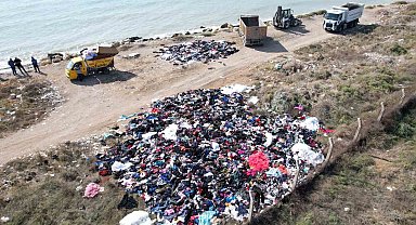 Mersin sahilinde tepki çeken görüntü: Tonlarca tekstil atığı sahile döküldü