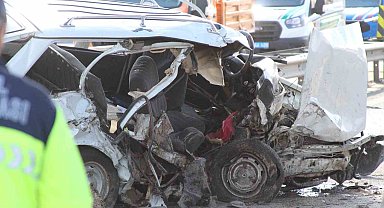 Mersin'de otomobil beton bariyere çarptı: 2 ölü