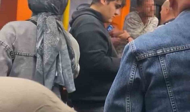 Metroda yaka paça kavga çıktı, güvenlik araya zor girdi
