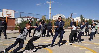 Milli Eğitim Bakanı Tekin, çocukların ip çekme yarışına katıldı, onlarla yakan top oynadı
