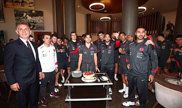 Milli Takım kampında Ferdi Kadıoğlu'nun doğum günü kutlandı