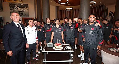 Milli Takım kampında Ferdi Kadıoğlu'nun doğum günü kutlandı
