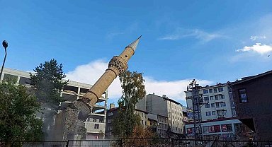 Minare saniyeler içinde yerle bir oldu