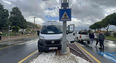 Minibüs direğe çarptı, sürücü yaralandı