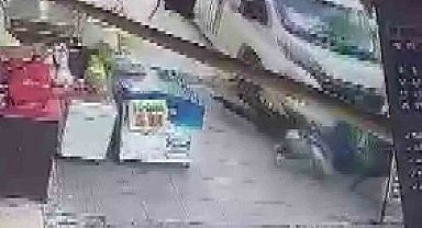 Minibüs kaldırıma çıkıp yayalara çarptı: 2 yaralı