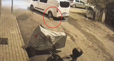 Minibüs sürücüsünün ezdiği kediye aldırış etmeden yoluna devam ettiği anlar kamerada