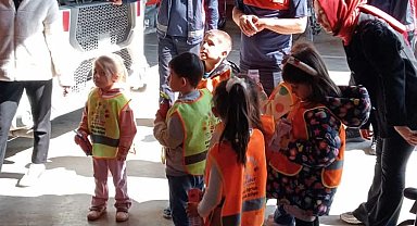 Minik Eller'den İtfaiye Haftası'da anlamlı ziyaret