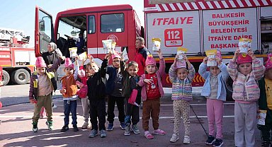 Minik öğrencilerden itfaiyecilere anlamlı ziyaret
