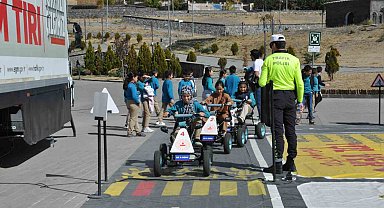 Mobil trafik eğitim tırı Kars'ta