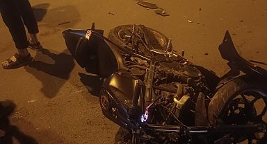 Motosiklet ile otomobil çarpıştı: 1 yaralı