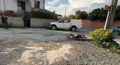 Motosiklet kamyonete çarptı: 2 ağır yaralı