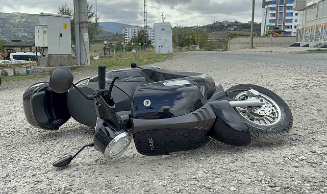 Motosiklet mucurlu yolda devrildi: Kaza anı kamerada