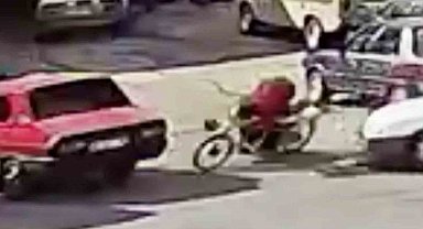 Motosiklet park halindeki otomobile çarptı, 15 yaşındaki sürücü ağır yaralandı