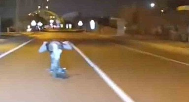 Motosikleti üzerine yatarak kullandı, ölüme davetiye çıkardı