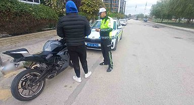 Motosikletinin plakasını bantla değiştiren sürücü polise yakalandı