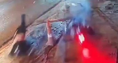 Motosikletli gençlerin havada savrulduğu kaza kamerada