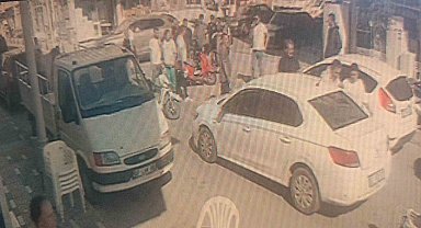 Motosikletli, önüne çıkan motosiklete çarpmamak isterken yola savruldu