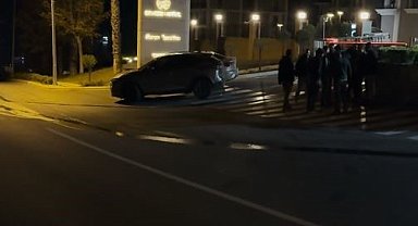 Motosikletli saldırganlar 4 kişinin bulunduğu otomobili kurşunladı