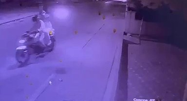 Motosikletli şüpheliler otomatik tabancayla berber dükkanına ateş açtı