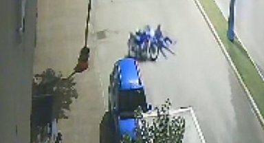 Motosikletlinin yola savrulup olay yerinden uzaklaşması kamerada