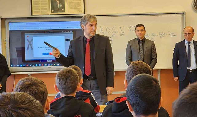 Müdür Yılmaz: "Çocuklarımıza birey olmayı öğretirken onları ailelerinden koparmayalım"