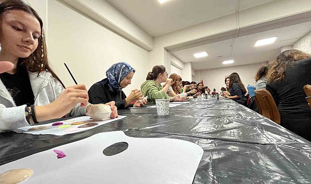 Muğla'da gençlerden yurt öğrencilerine seramik atölyesi