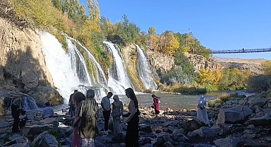 Muradiye Şelalesi'ne turist akını