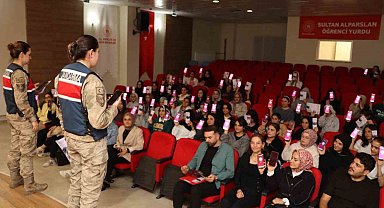 Muş'ta 160 üniversite öğrencisine KADES uygulaması anlatıldı