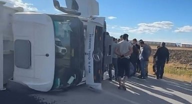 Muş'ta asfalt yüklü kamyon devrildi: 1 yaralı