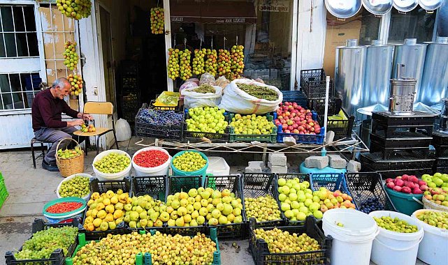 Muş'ta ipe dizilen güz armutları 3 ay tazeliğini koruyor