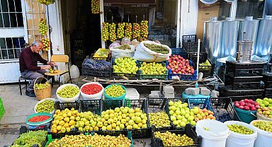 Muş'ta ipe dizilen güz armutları 3 ay tazeliğini koruyor